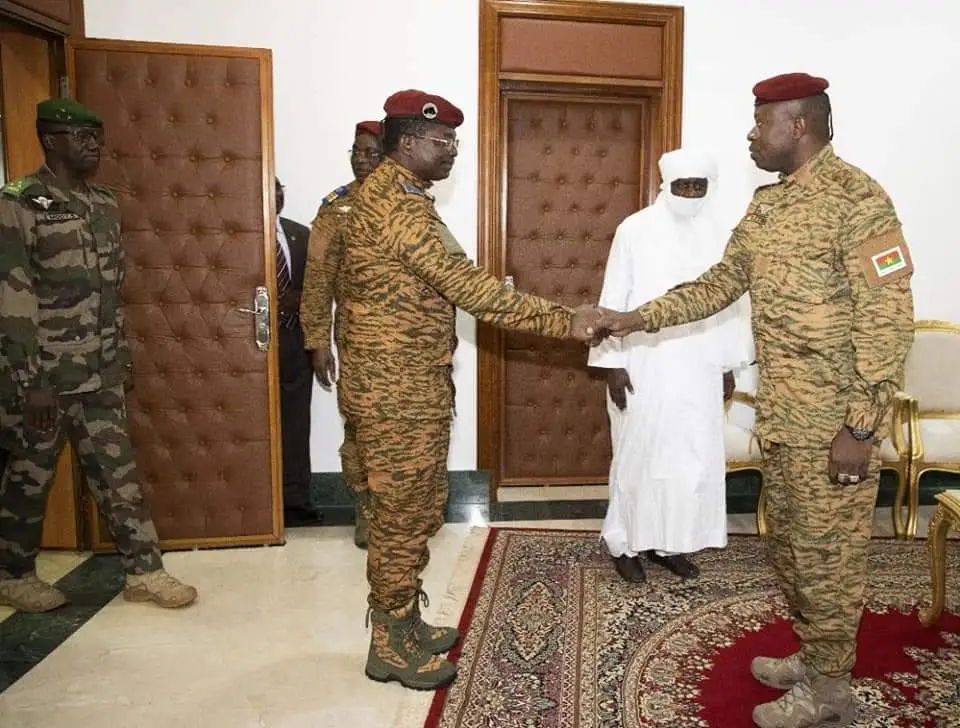 Le général de brigade Barthélémy Simporé (à g.) saluant le Président de la Transition Paul Henri Sandaogo Damiba.