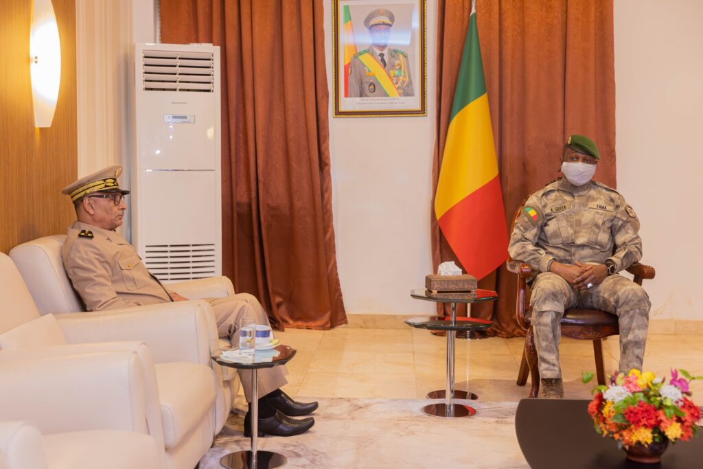 Le nouveau Gouverneur de Kidal, le Général El Hadj Ag Gamou  avec le Colonel Assimi Goïta
