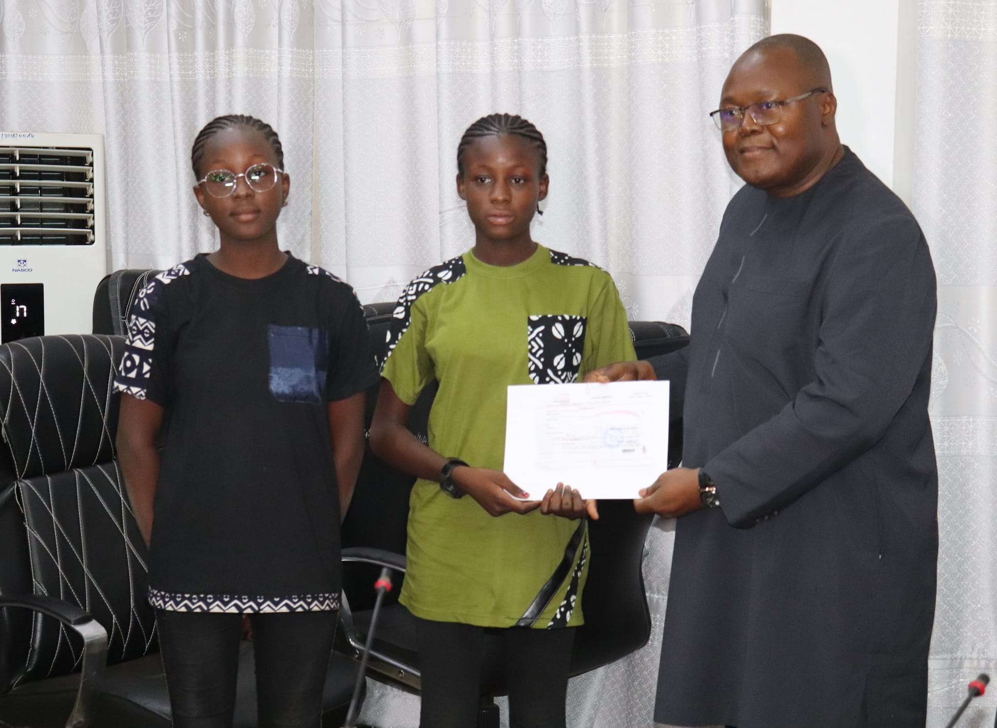 Les sœurs Noela et Toussiane Zabré, toutes deux élèves, remettent 32 500 F CFA pour le Fonds de soutien patriotique.