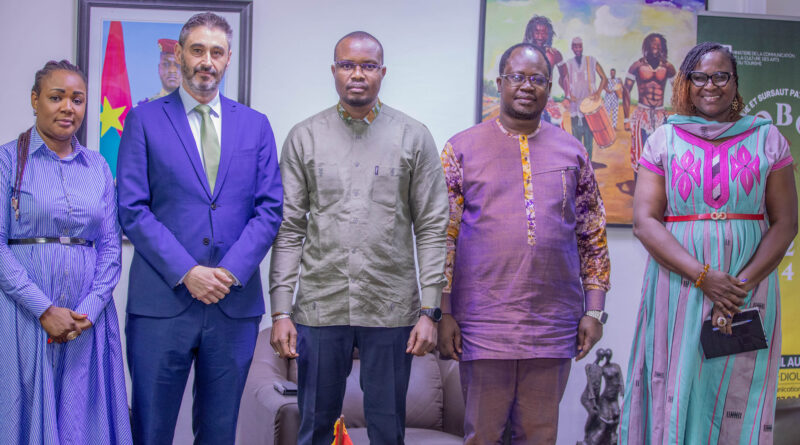 Le Ministre d'État, Ministre de la Communication, de la Culture, des Arts et du Tourisme, Jean Emmanuel Ouédraogo avec une délégation de l'Union européenne.