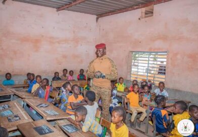 Education : le Capitaine Ibrahim TRAORE, enseignant d’une matinée à l’Ecole « B » de Péni