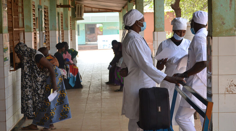 Les personnels de santé du Centre médical urbain (CMU) Pogbi, à Ouagadougou. Crédit : Abdel-Aziz Nabaloum