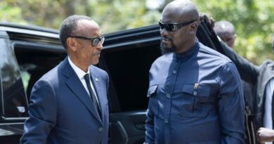 Le Président rwandais Paul Kagamé (à g.) et le Président de la Guinée Conakry Mamadi Doumbouya (à d.).