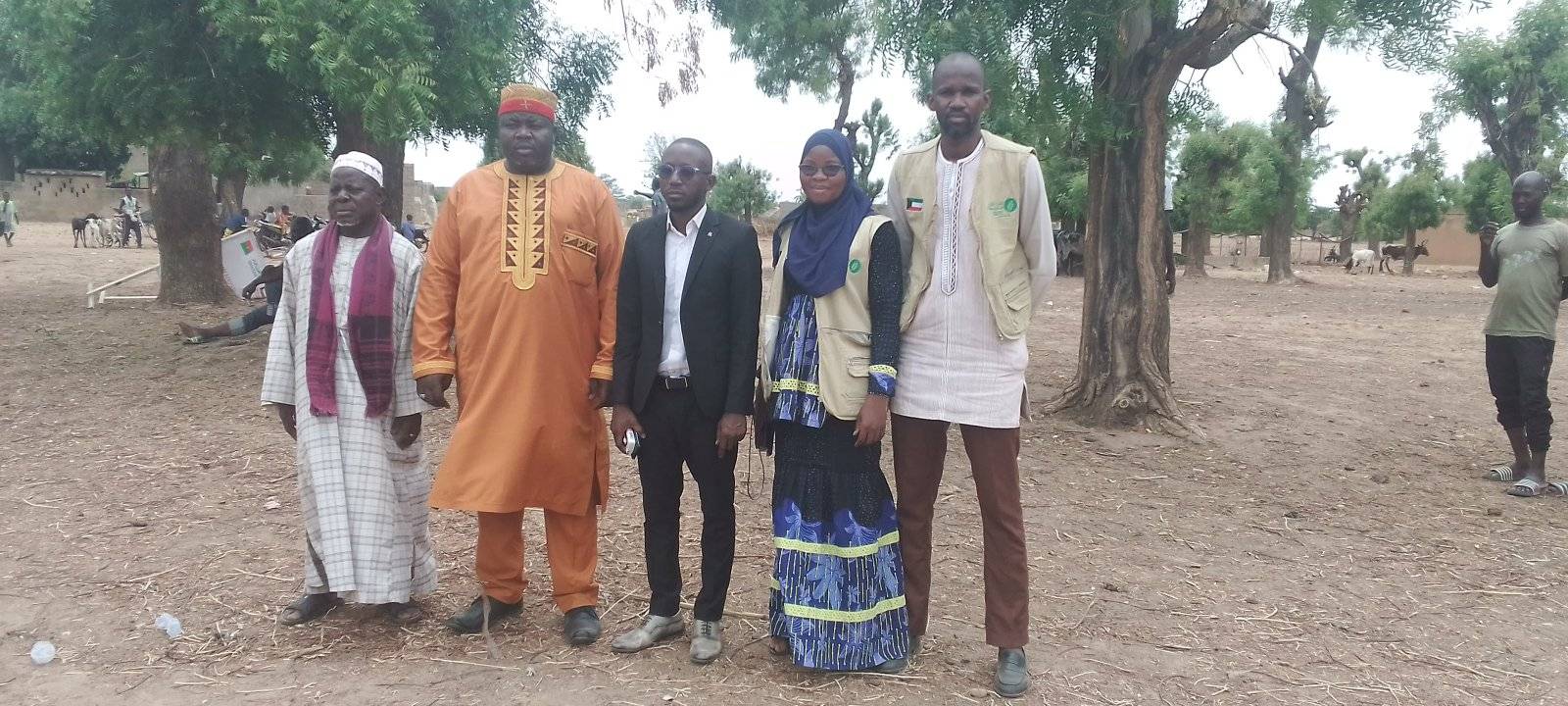 Le personnel de Direct Aid, le chef coutumier et le PDS de Garango.