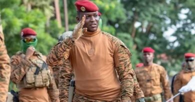 Burkina: la transition prolongée de 5 ans avec l’éligibilité du capitaine Traoré à la présidentielle 