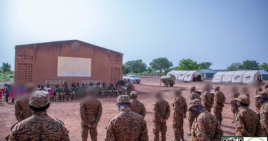 Des stagiaires Volontaires pour la défense de la patrie (VDP) de la Présidence du Faso reçoivent leurs attestations.