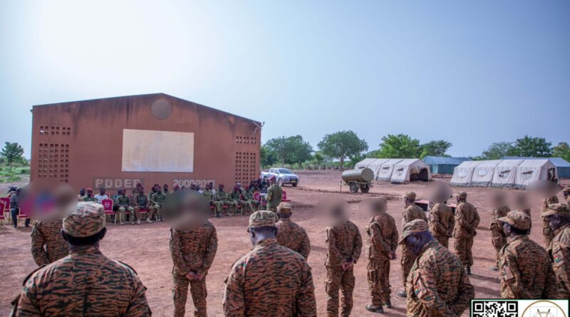 Des stagiaires Volontaires pour la défense de la patrie (VDP) de la Présidence du Faso reçoivent leurs attestations.