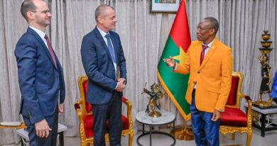 Le nouvel ambassadeur de la République fédérale d'Allemagne au Burkina Faso, Dietrich Becker, a rencontré le Premier ministre, Dr Apollinaire Kyélem de Tambèla, pour une prise de contact, vendredi 19 juillet 2024.