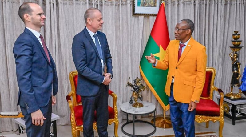 Le nouvel ambassadeur de la République fédérale d'Allemagne au Burkina Faso, Dietrich Becker, a rencontré le Premier ministre, Dr Apollinaire Kyélem de Tambèla, pour une prise de contact, vendredi 19 juillet 2024.