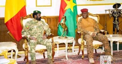 Les Présidents Ibrahim Traoré (à d.) et Assimi Goïta (à g.) élevés à la dignité de Grand-Croix du Niger.