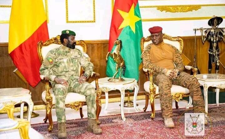 Les Présidents Ibrahim Traoré (à d.) et Assimi Goïta (à g.) élevés à la dignité de Grand-Croix du Niger.