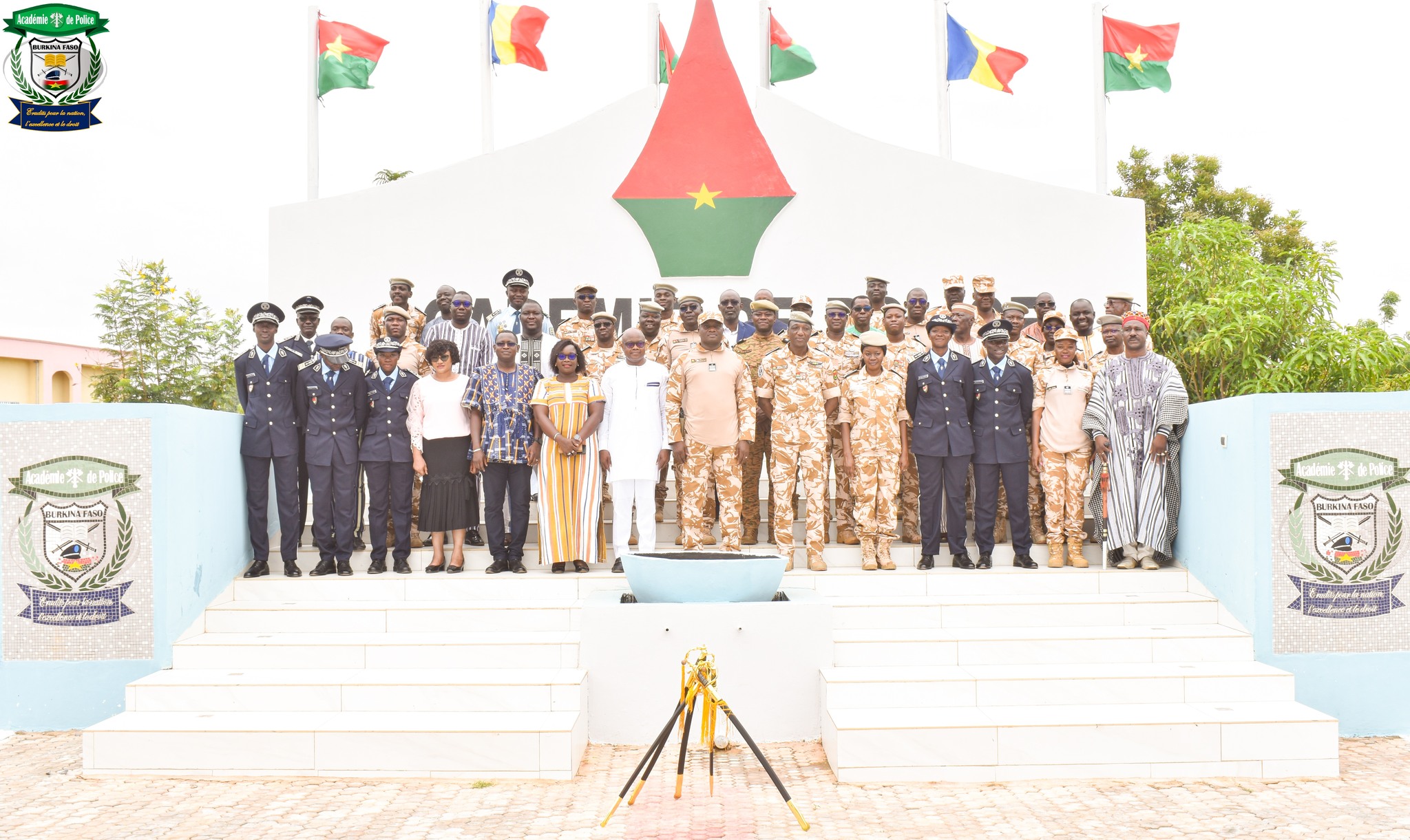 Photo de famille de la sortie de cinq médecins-commissaires issus de la 2e promotion de Commissaires de police spécialistes du Burkina.