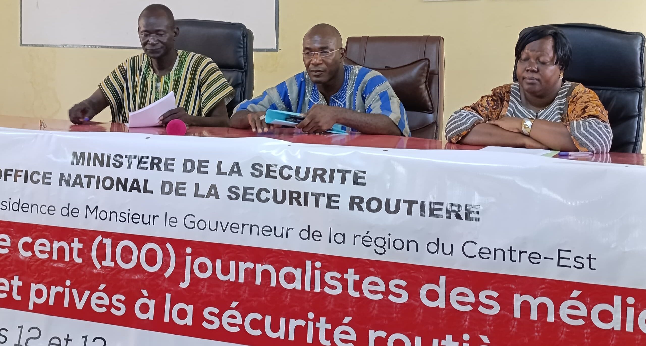 Le présidium à la cérémonie d'ouverture de la formation de 100 journalistes sur la sécurité routière.