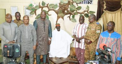 La délégation gouvernementale posant au palais royal avec le Mogho Naaba Baongho.