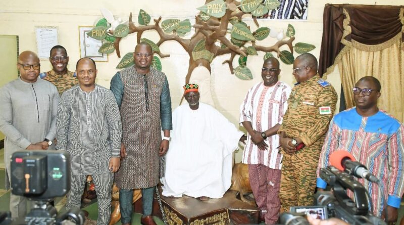 La délégation gouvernementale posant au palais royal avec le Mogho Naaba Baongho.