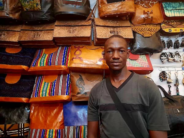 Mohamed Sylla, exposant malien dans son stand d'objets en cuir.