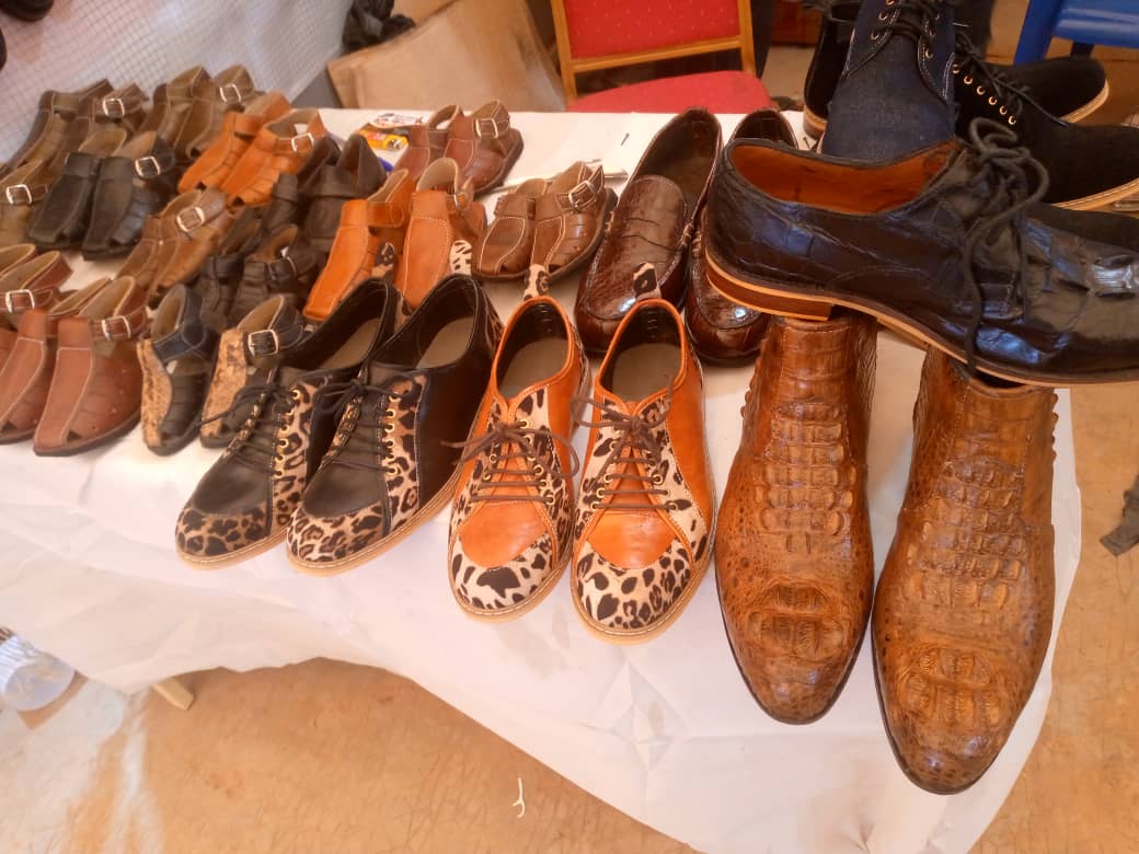 Les chaussures en peau de caïman de Mohamed Sylla, exposant malien.