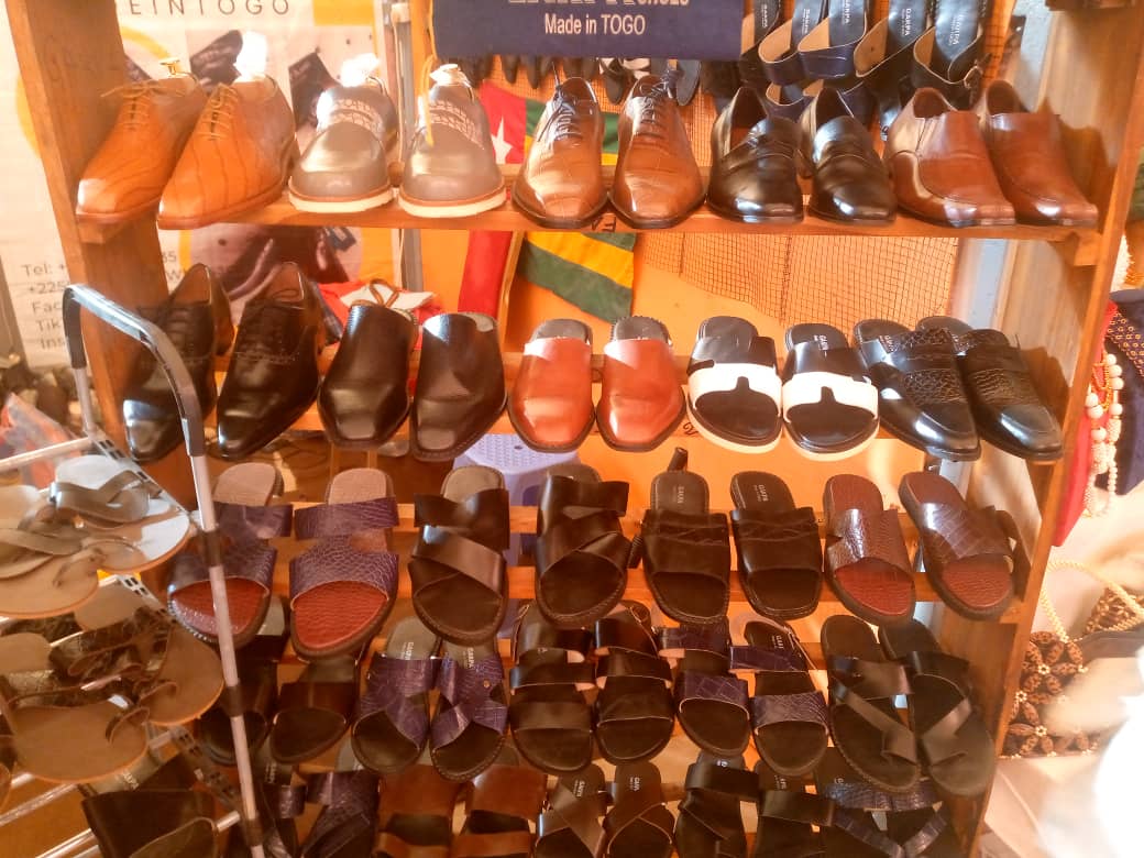 Une vue partielle des chaussures de Gakpa Monnu Ekouevi du Togo.