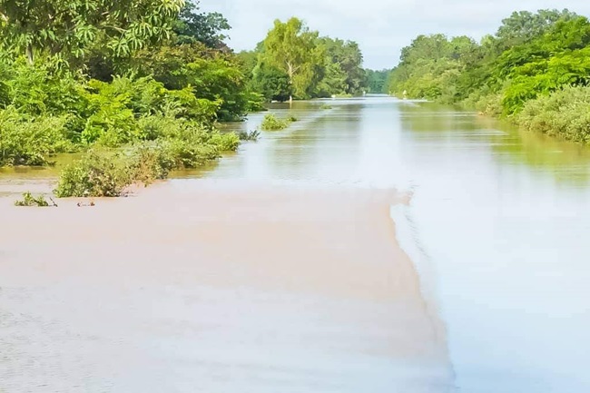 La chaussée sur le tronçon Hèrèdougou-Pâ est toujours submergée après les pluies diluviennes des 6 et 7 octobre 2024.