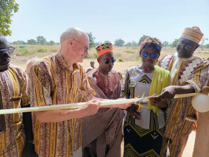 délégation de l’Association « Zinado 2000 » qui a financé la réalisation et sous le parrainage du Song-Koglog Naaba de Daguintoèga, Augustin Sakandé