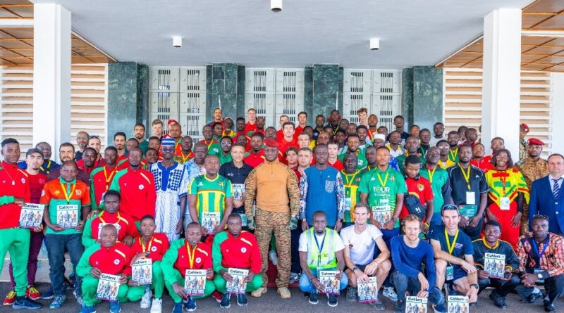 Tour cycliste Faso, le Président IbrahimTraoré salue l’amitié et la fraternité des pays participants.