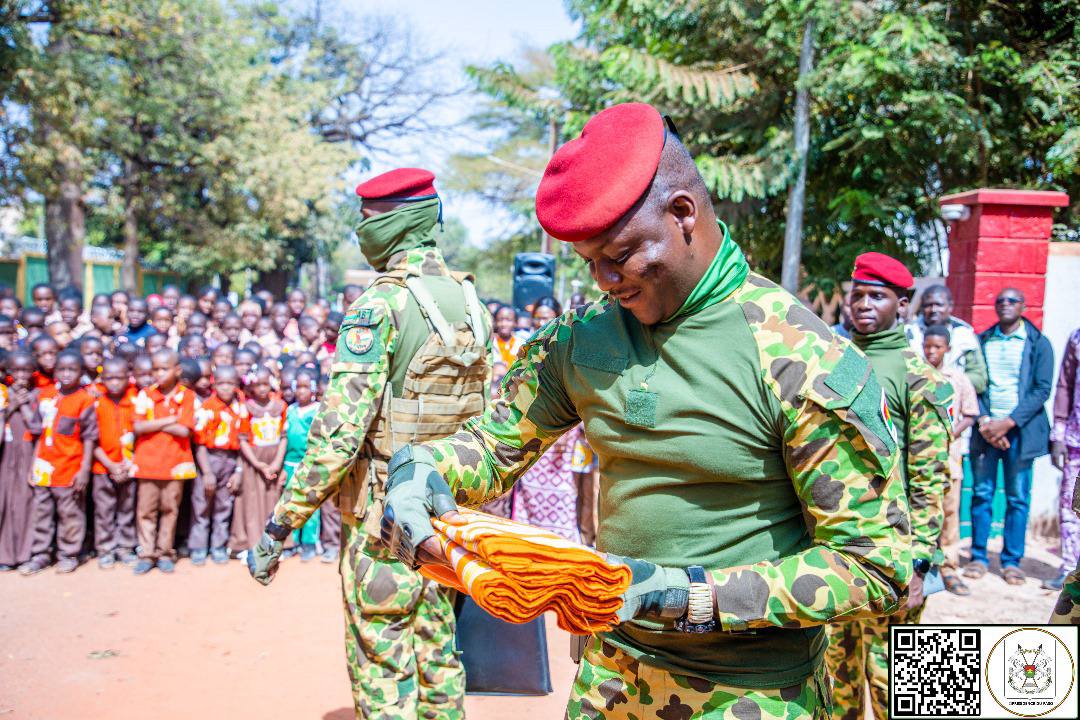 Le Président Ibrahim Traoré fier du pagne Faso Dan Fani tissé par des élèves qu'il a reçu comme cadeau.