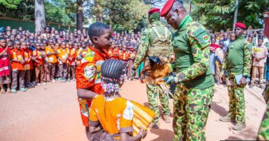 Président Traoré avec les élèves de Bobo-Dioulasso