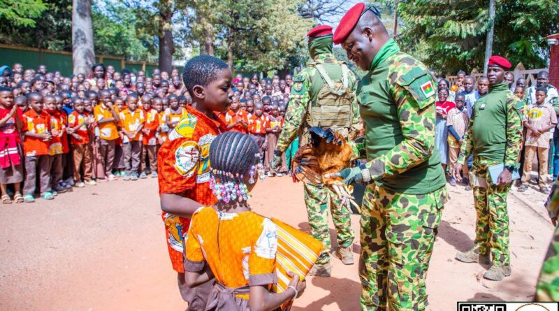 Président Traoré avec les élèves de Bobo-Dioulasso