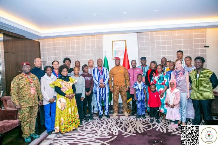 Le Président du Faso avec le personnel et famille de l'Ambassade du Burkina Faso en Russie.