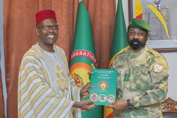 Le Président Assimi Goïta (en tenue militaire) reçoit l'hymne de la Confédération de l’AES.
