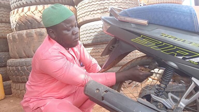 Hamidou Sawadogo un vulcanisateur à Kaya.