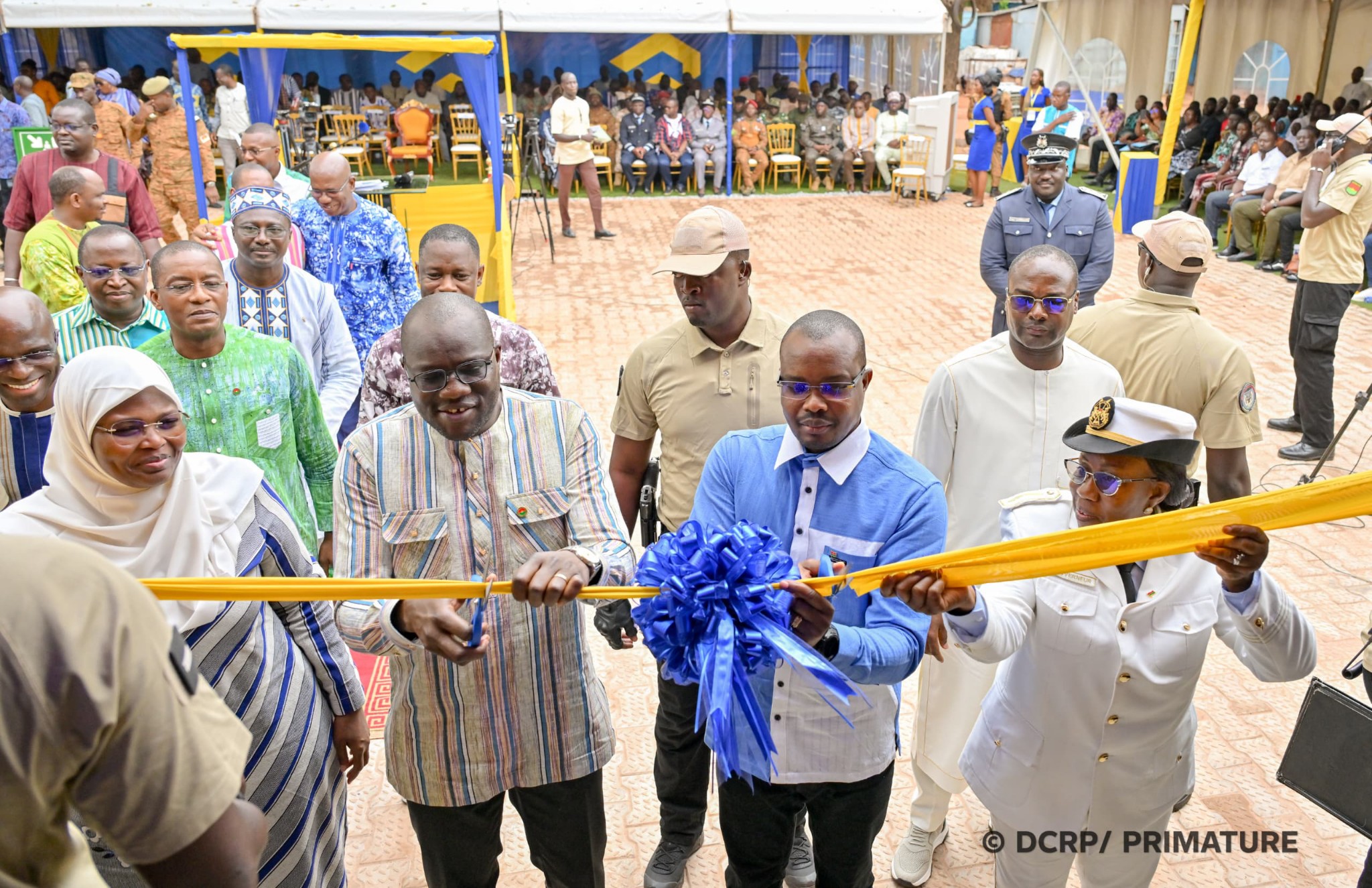 Le Premier ministre et le ministre en charge de l'économie et des finances procèdent la coupure du ruban.