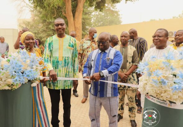 Le directeur général de la Famille et de l’enfant (DGFE), Wendkuni Benjamin Ouédraogo,coupant le ruban symbolisant l'ouverture officielle de l'espace