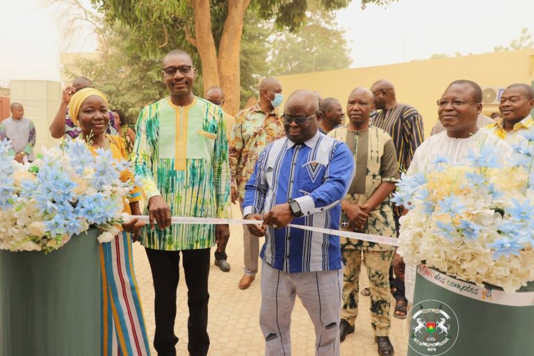 Le directeur général de la Famille et de l’enfant (DGFE), Wendkuni Benjamin Ouédraogo,coupant le ruban symbolisant l'ouverture officielle de l'espace