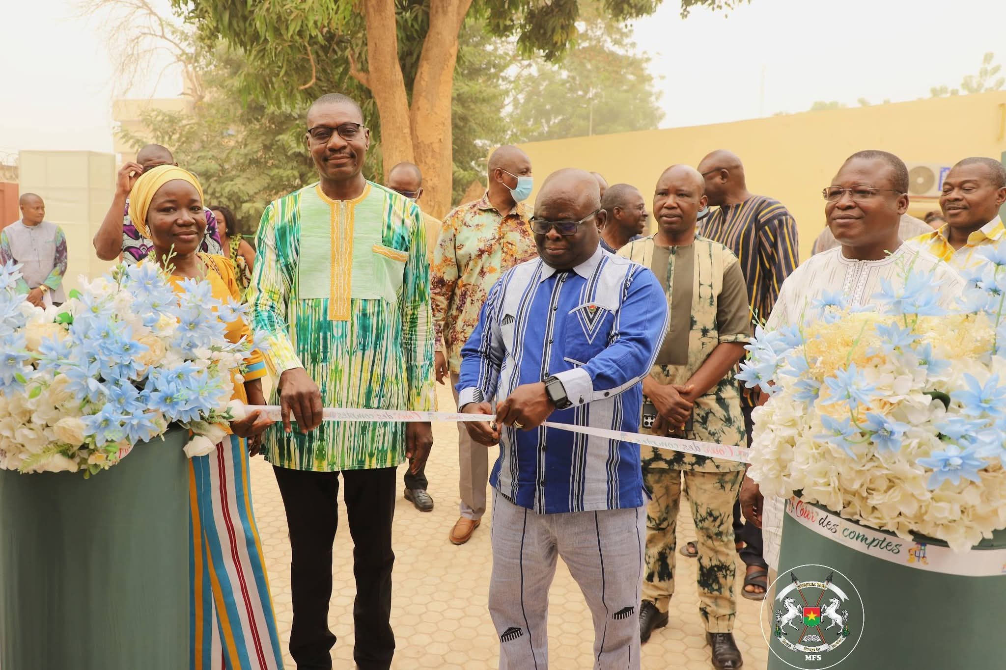 Le directeur général de la Famille et de l’enfant (DGFE), Wendkuni Benjamin Ouédraogo,coupant le ruban symbolisant l'ouverture officielle de l'espace