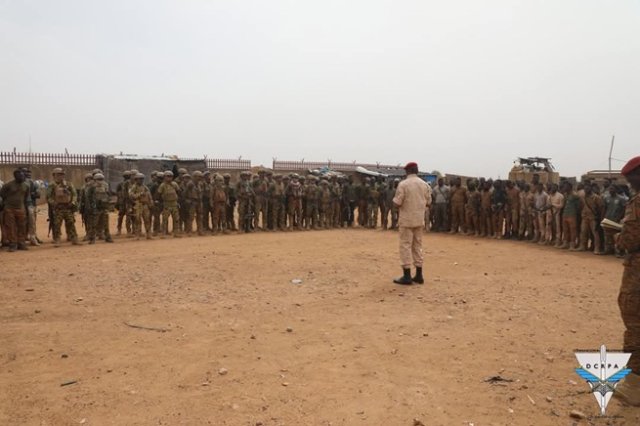 Le Chef d'État-major général des Armées (CEMGA), le Général de Brigade Moussa Diallo parle à ses hommes à Sebba.