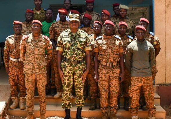 Le Chef d’État-major général des armées (CEMGA), le Général de division Moussa Diallo et les forces combattantes de la région du Nakambé.