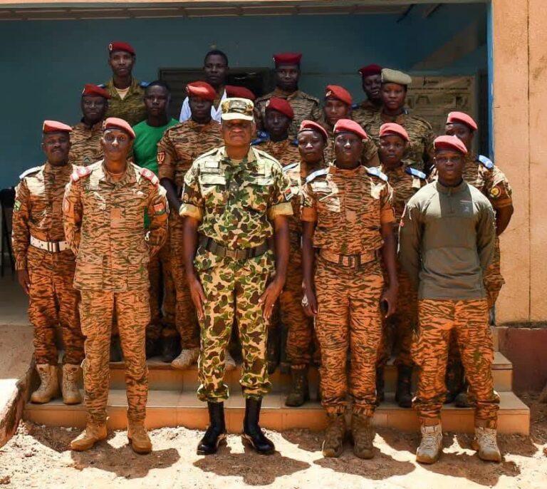 Le Chef d’État-major général des armées (CEMGA), le Général de division Moussa Diallo et les forces combattantes de la région du Nakambé.