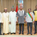 Les secrétaires généraux des Grandes Chancelleries du Burkina Faso, du Mali et du Niger avec le Premier ministre.