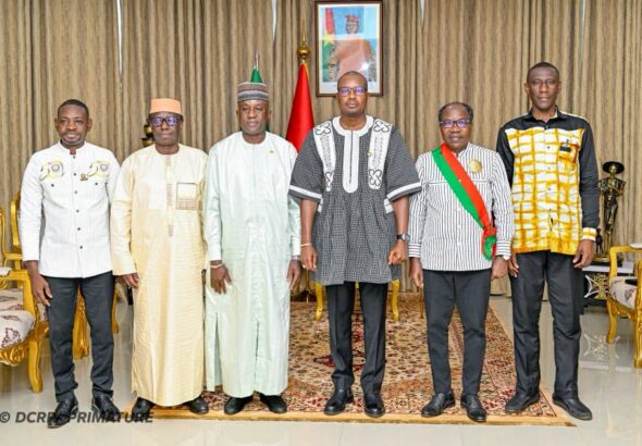 Les secrétaires généraux des Grandes Chancelleries du Burkina Faso, du Mali et du Niger avec le Premier ministre.
