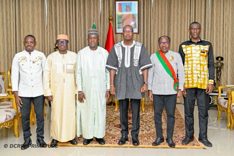 Les secrétaires généraux des Grandes Chancelleries du Burkina Faso, du Mali et du Niger avec le Premier ministre.